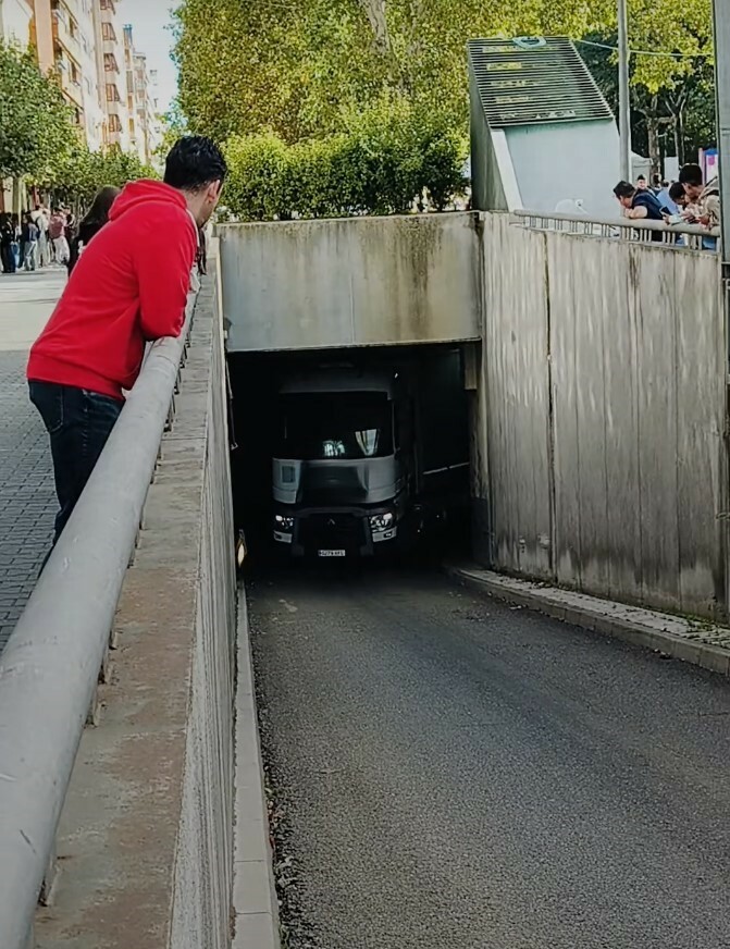 camion-clavado-tunel-sin-letrero