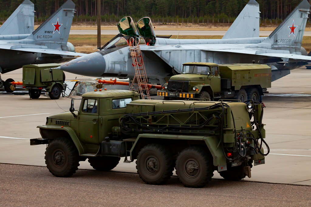 Ural-y-cazas-MIG-encamion-1