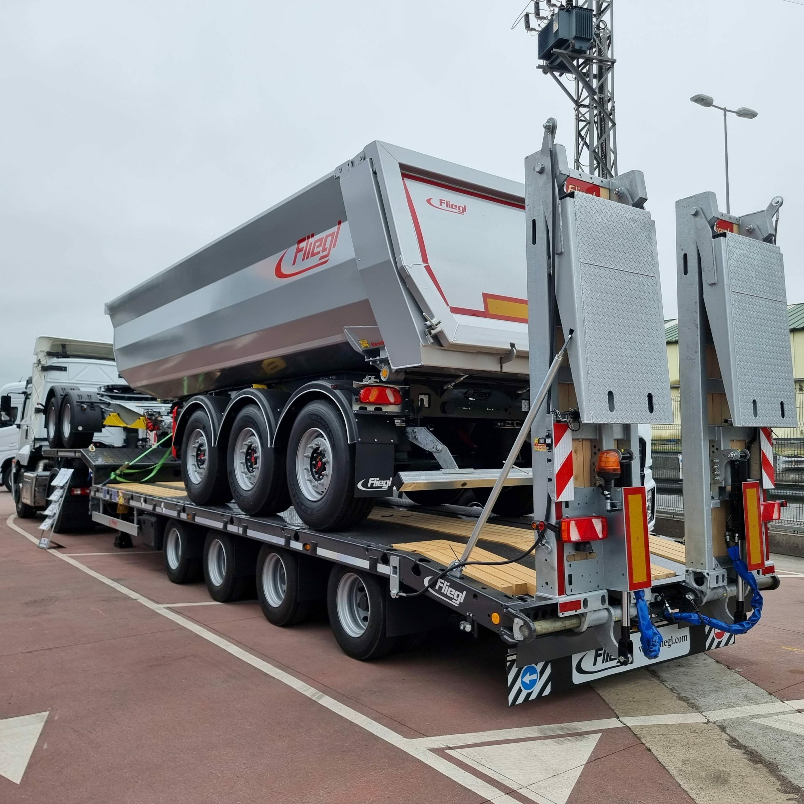 Plataforma-especiales-Fliegl-encamion-scaled