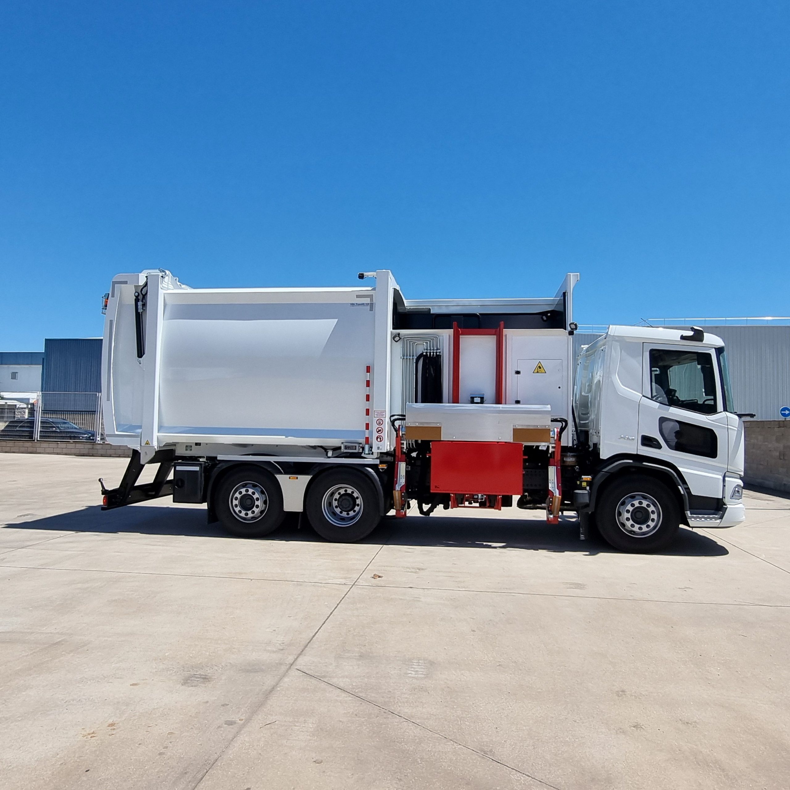 Foto-1-DAF-XD-6X2-Compactador-scaled